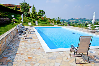 Séjour avec piscine