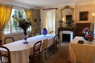 Dégustation de vins à La Villa du château Belloy à Saint-Michel-de-Fronsac (33)