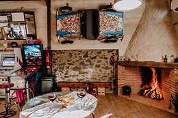 LA CASITA DEL ALBINO & LARCADE